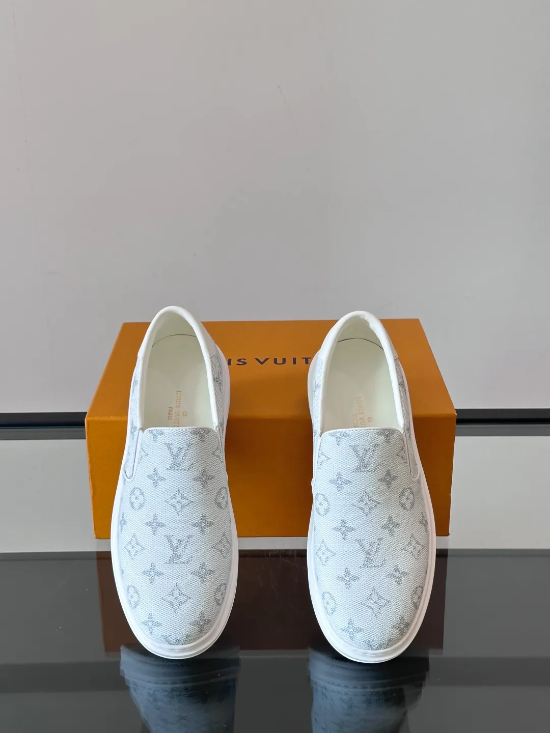 Men's shoes 💰p360 "LOUIS VUITTO＊" Classic presbyopic slip-on loafers are made of classic Damier Gra men's shoes 💰phite canvas, with LV logo embellishment on the shoe body, leather straps decorated with LV metal logo buckles, smooth calf leather trim, and Monogram flower rubber outsole, full of youthful vitality and elegance. Blake craftsmanship and hand-stitched uppers cleverly establish recognition, and the standard sheepskin lining provides a comfortable and soft foot feel! Size: 38-44